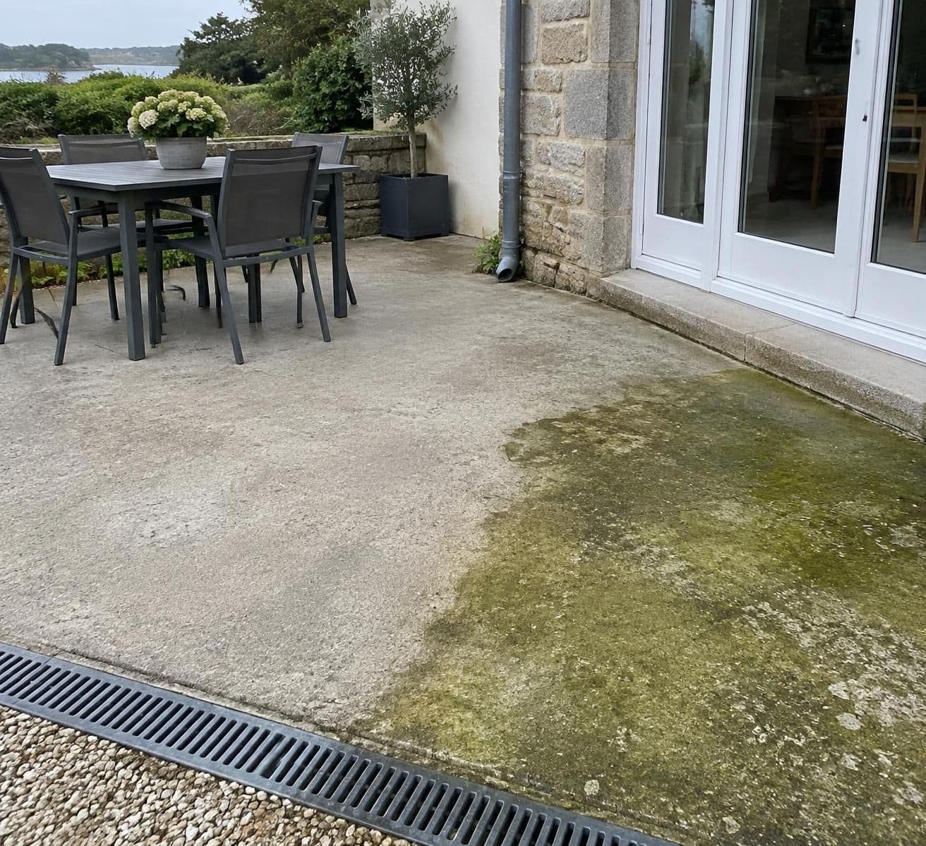 d&eacute;couvrez comment r&eacute;nover une terrasse en b&eacute;ton gris&eacute; sans remplacer la dalle : nettoyage, r&eacute;paration et finitions pour lui redonner un aspect neuf.